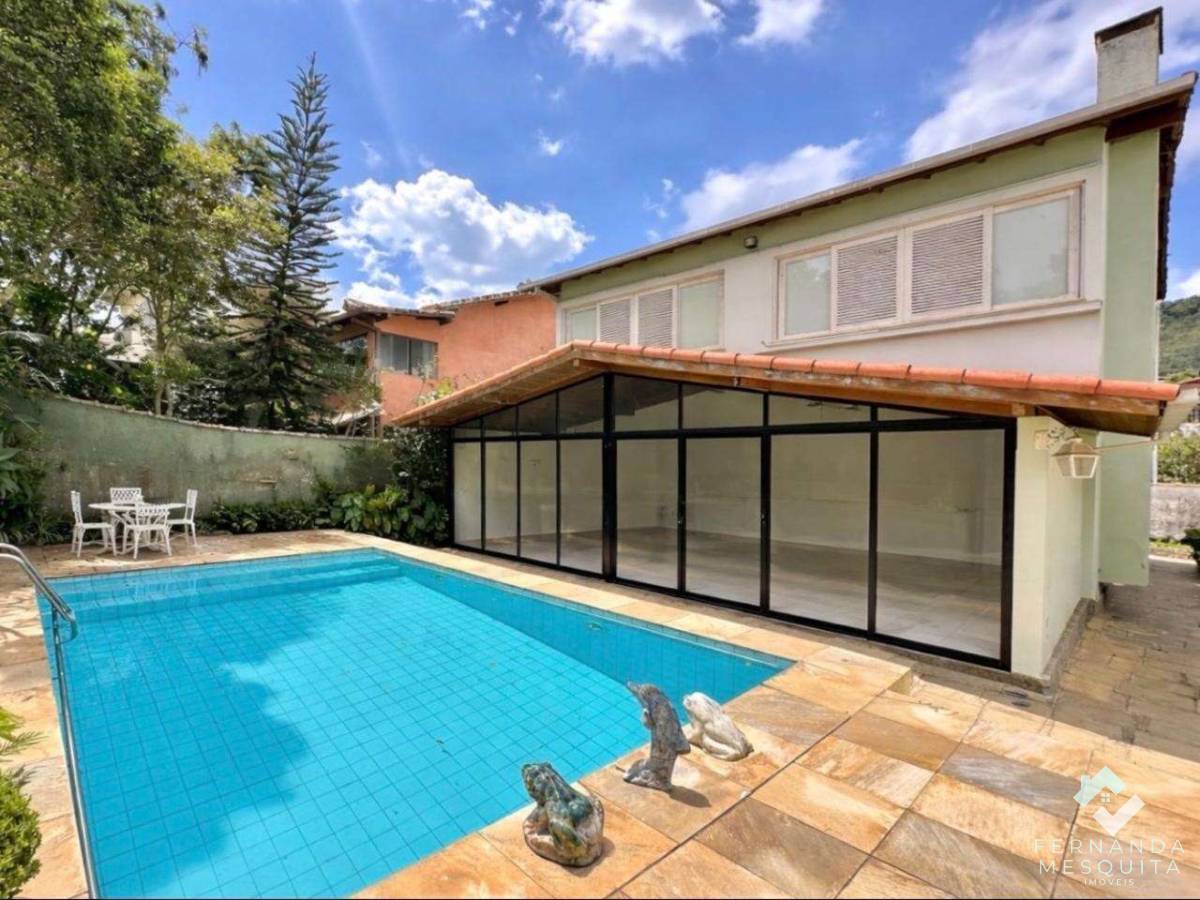  - Espetacular Casa de 220 m² com 3 Quartos (1 Suíte c/ Closet), Varanda Envidraçada de 65 m², Piscina de 25 m² e Terreno de 360 m²