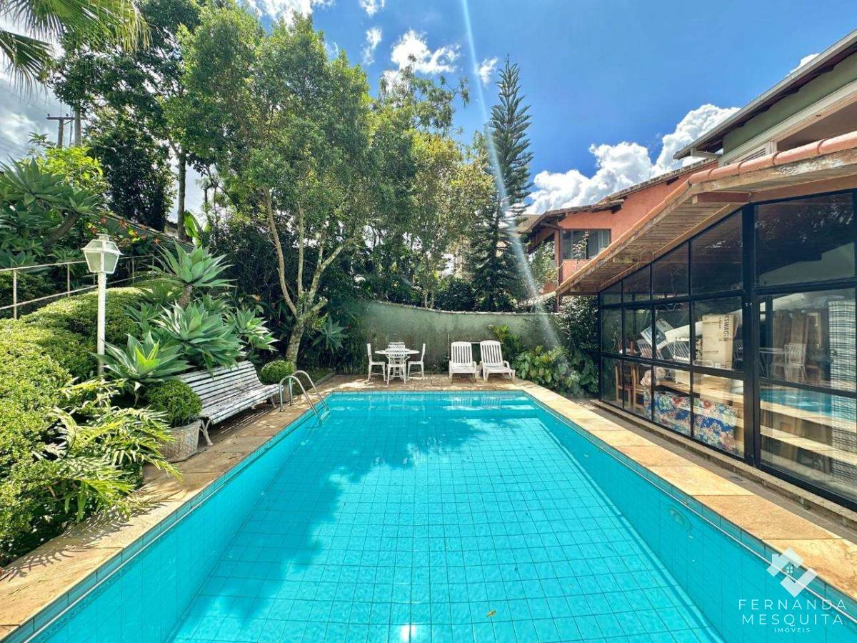 Espetacular Casa de 220 m² com 3 Quartos (1 Suíte c/ Closet), Varanda Envidraçada de 65 m², Piscina de 25 m² e Terreno de 360 m² - Fernanda Mesquita Imóveis | Um novo capítulo pede um novo lar. Encontre aqui.