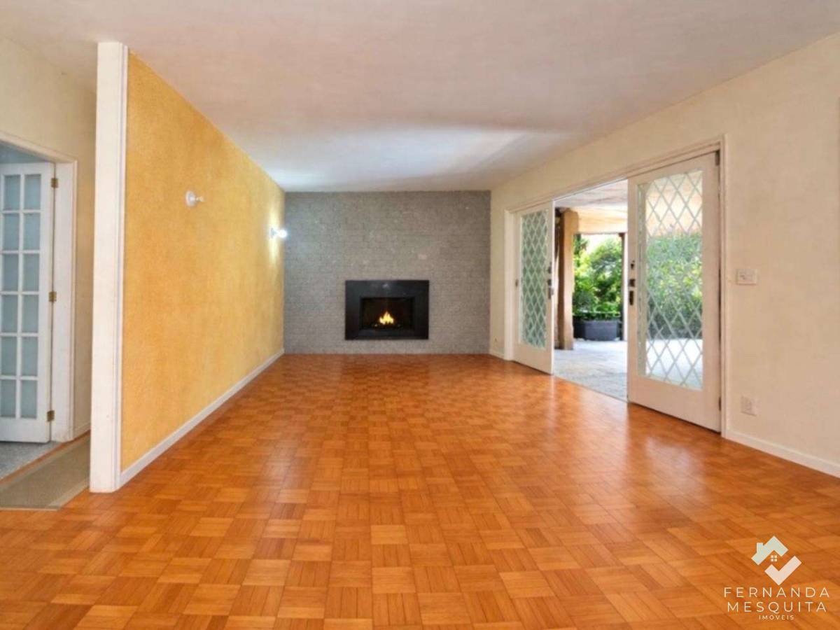  - Espetacular Casa de 220 m² com 3 Quartos (1 Suíte c/ Closet), Varanda Envidraçada de 65 m², Piscina de 25 m² e Terreno de 360 m²