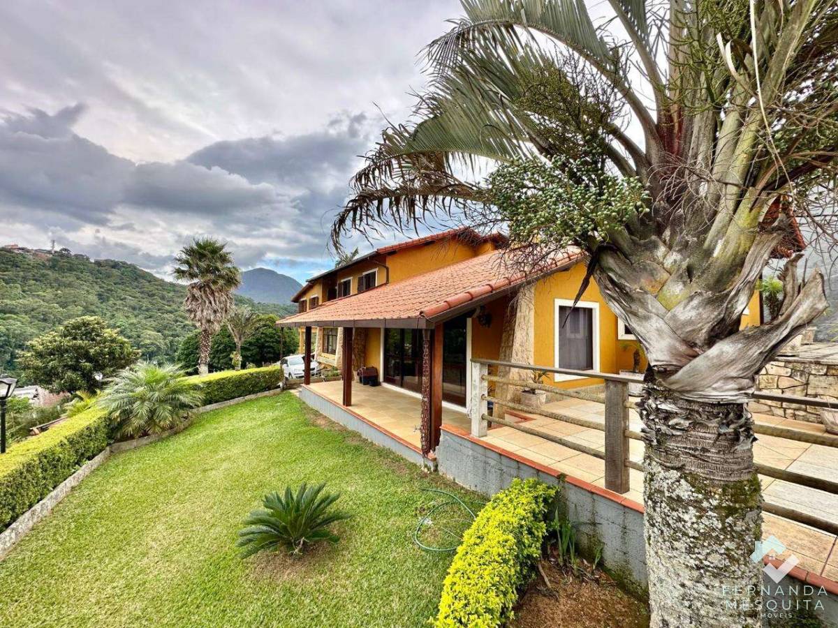  - Espetacular Residência de 188 m² com 4 Quartos (1 Suíte), Salão Gourmet Envidraçado, Piscina e Terreno Privativo de 1.612 m² – Fazendinha, Teresópolis