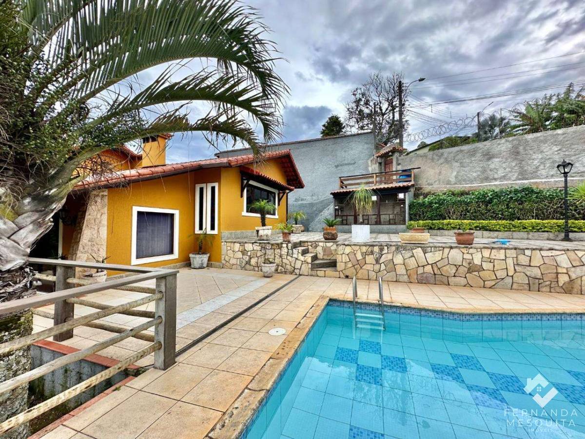  - Espetacular Residência de 188 m² com 4 Quartos (1 Suíte), Salão Gourmet Envidraçado, Piscina e Terreno Privativo de 1.612 m² – Fazendinha, Teresópolis