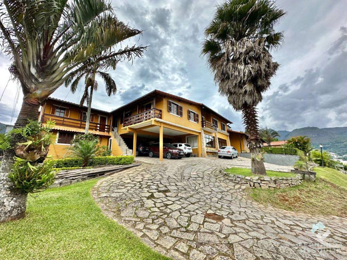 Espetacular Residência de 188 m² com 4 Quartos (1 Suíte), Salão Gourmet Envidraçado, Piscina e Terreno Privativo de 1.612 m² – Fazendinha, Teresópolis - Fernanda Mesquita Imóveis | Um novo capítulo pede um novo lar. Encontre aqui.