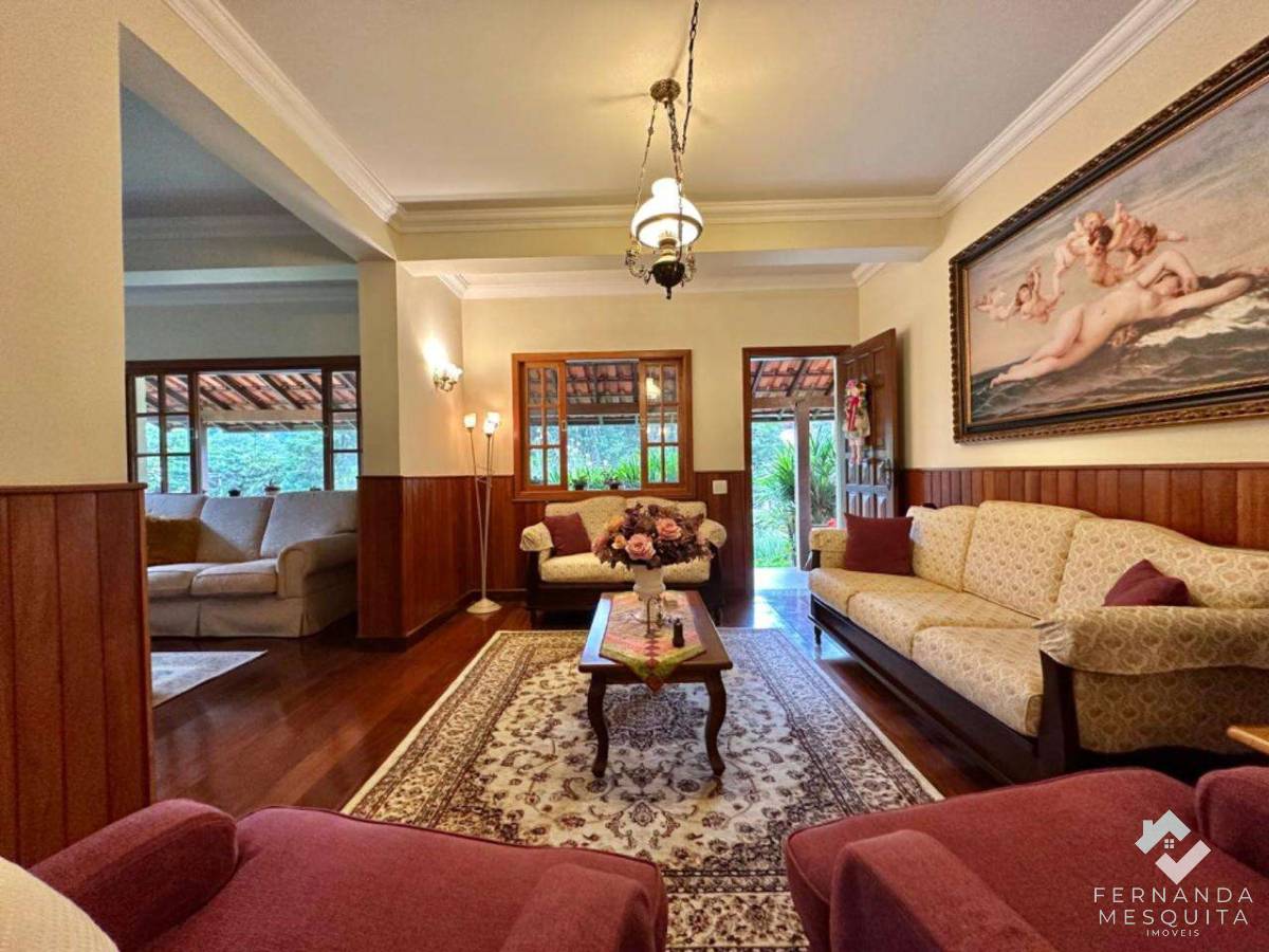  - Magnífica Casa Rústica Reformada de 322 m² com 5 Quartos (1 Suíte), Casa de Hóspedes, Piscina, Sauna e Bosque Privativo – Carlos Guinle / Comary