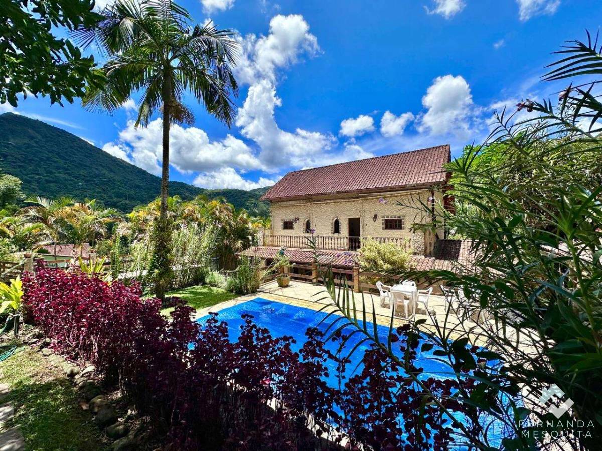  - Magnífica Casa Rústica Reformada de 322 m² com 5 Quartos (1 Suíte), Casa de Hóspedes, Piscina, Sauna e Bosque Privativo – Carlos Guinle / Comary
