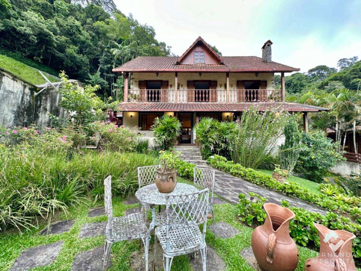 Magnífica Casa Rústica Reformada de 322 m² com 5 Quartos (1 Suíte), Casa de Hóspedes, Piscina, Sauna e Bosque Privativo – Carlos Guinle / Comary - Fernanda Mesquita Imóveis | Um novo capítulo pede um novo lar. Encontre aqui.
