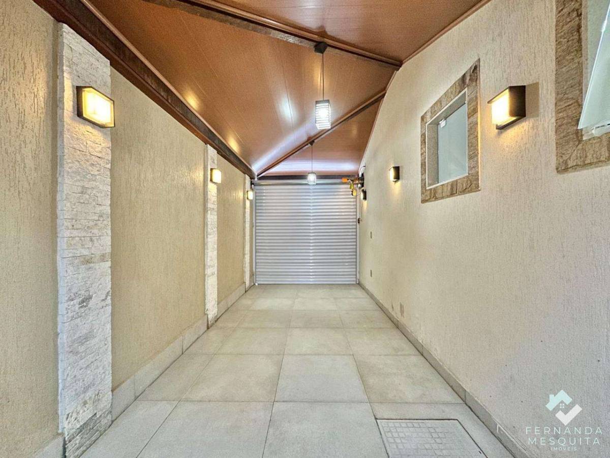  - Oportunidade de Locação: Espaçosa Casa Triplex de 3 Quartos (1 Suíte c/ Closet), Sótão Versátil, Espaço Gourmet e 3 Vagas Fechadas |Alto, Teresópolis