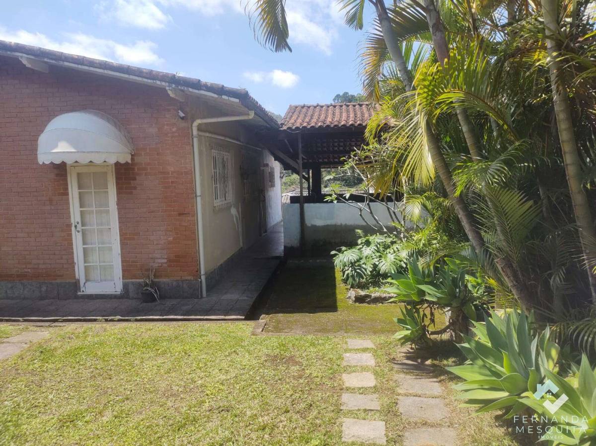 2 Casas Amplas + Anexo Independente, Área Gourmet e Estacionamento para até 9 Carros - Quitandinha, Petrópolis/RJ - Fernanda Mesquita Imóveis | Um novo capítulo pede um novo lar. Encontre aqui.