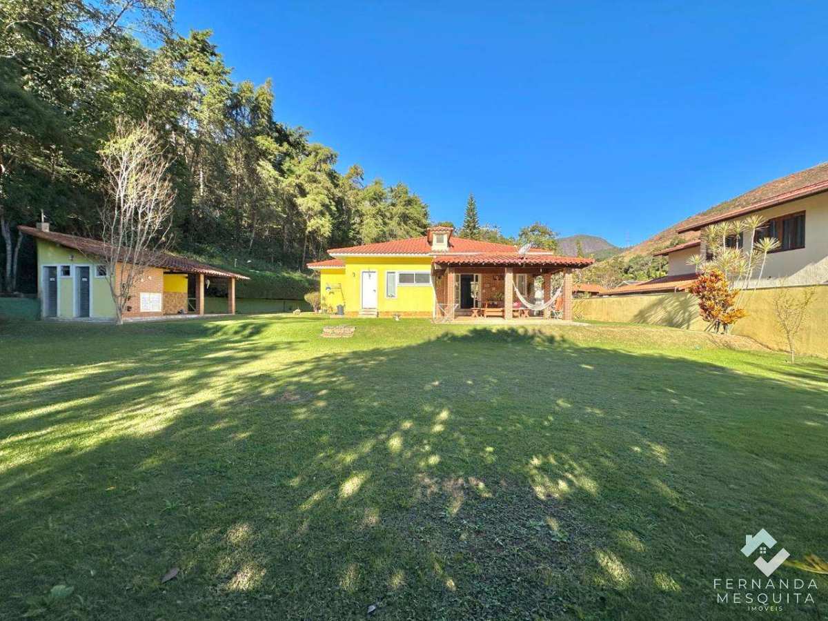  - Raridade em Teresópolis: Casa Linear com Terreno Plano de 1.042 m² a 5 Minutos do Centro