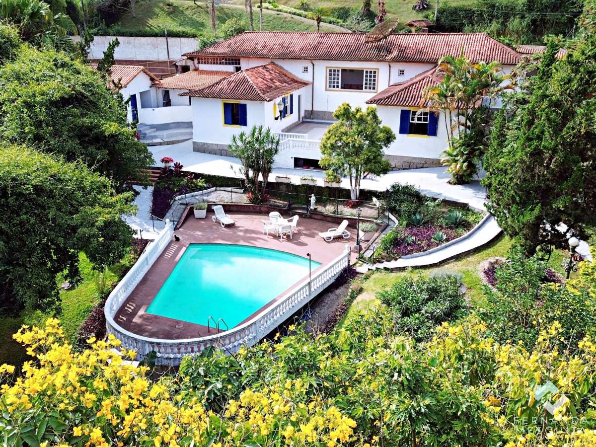 Refúgio exclusivo na Serra de Teresópolis: energia única, lazer completo e um imóvel realmente raro - Fernanda Mesquita Imóveis | Um novo capítulo pede um novo lar. Encontre aqui.