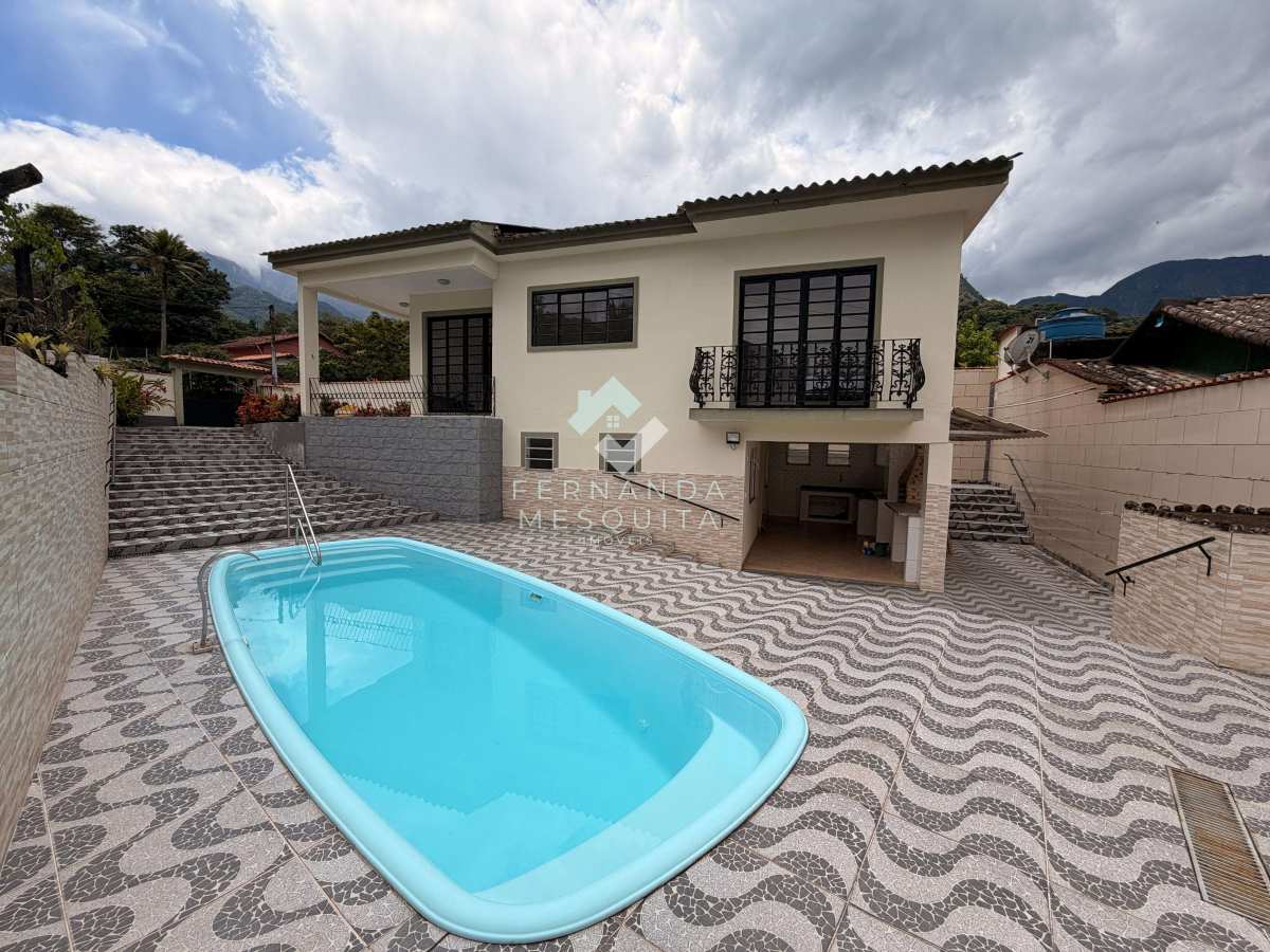 Refúgio Seguro na Serra a Poucos Minutos do Rio, Casa com Piscina no Rancho do Limoeiro - Fernanda Mesquita Imóveis em Teresópolis/RJ