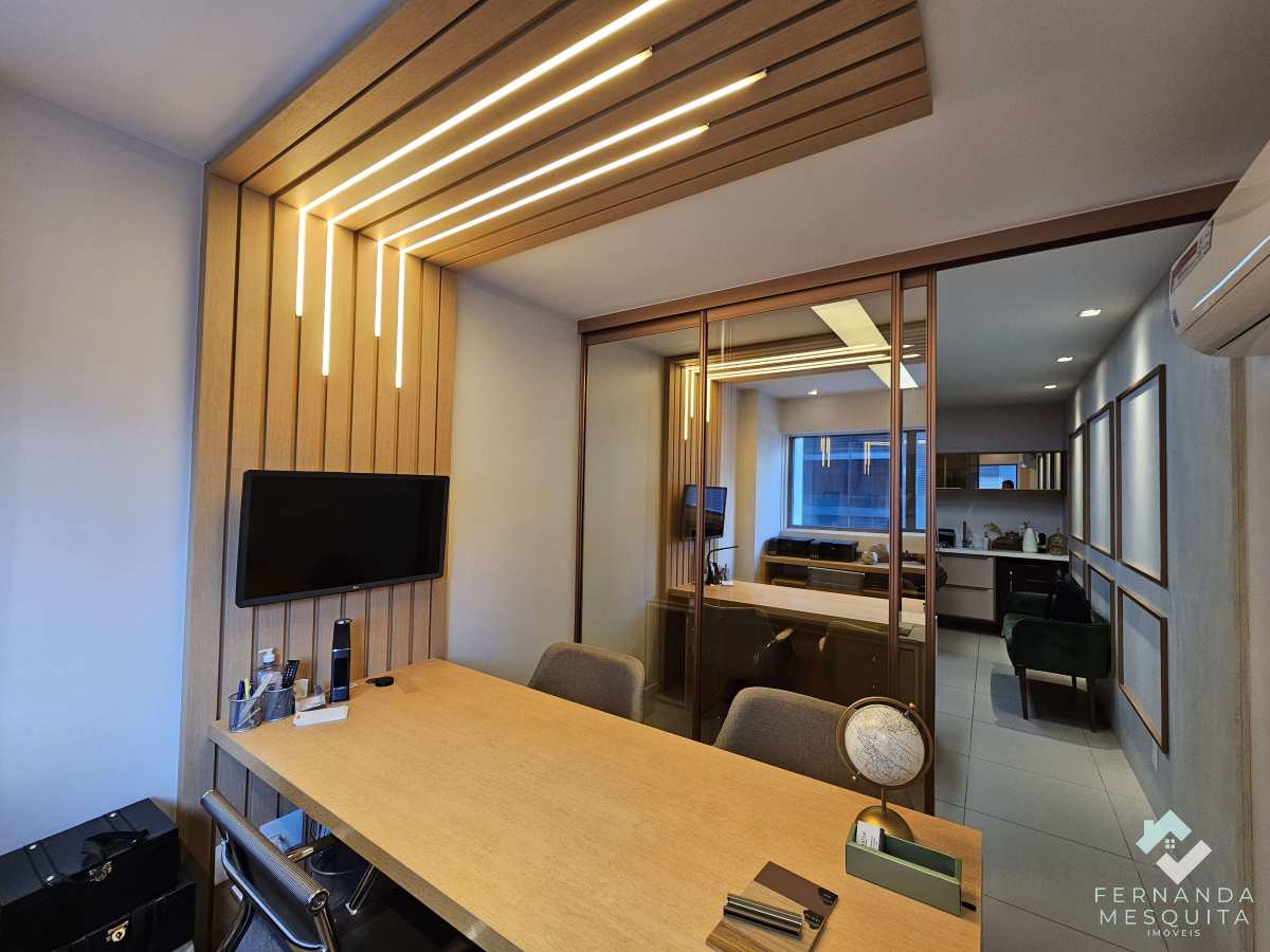 Sala Comercial à Venda com 29 m² e Móveis Planejados de Alto Padrão no Edifício Feliciano Sodré – Agriões, Teresópolis/RJ - Fernanda Mesquita Imóveis | Um novo capítulo pede um novo lar. Encontre aqui.