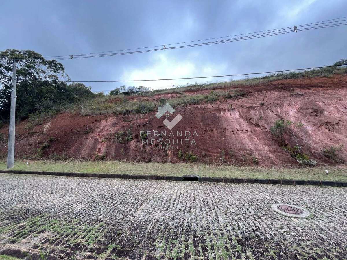 Terreno à venda no Condomínio Vale dos Ipês – 853 m² para construir sua casa na serra de Teresópolis - Fernanda Mesquita Imóveis em Teresópolis/RJ