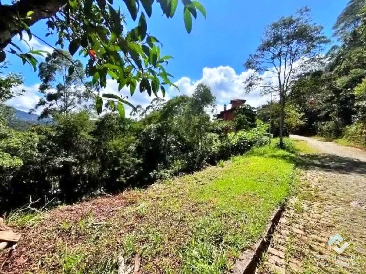 Terreno à Venda no Green Village em Teresópolis | 640m² com Projeto Incluso - Fernanda Mesquita Imóveis | Um novo capítulo pede um novo lar. Encontre aqui.