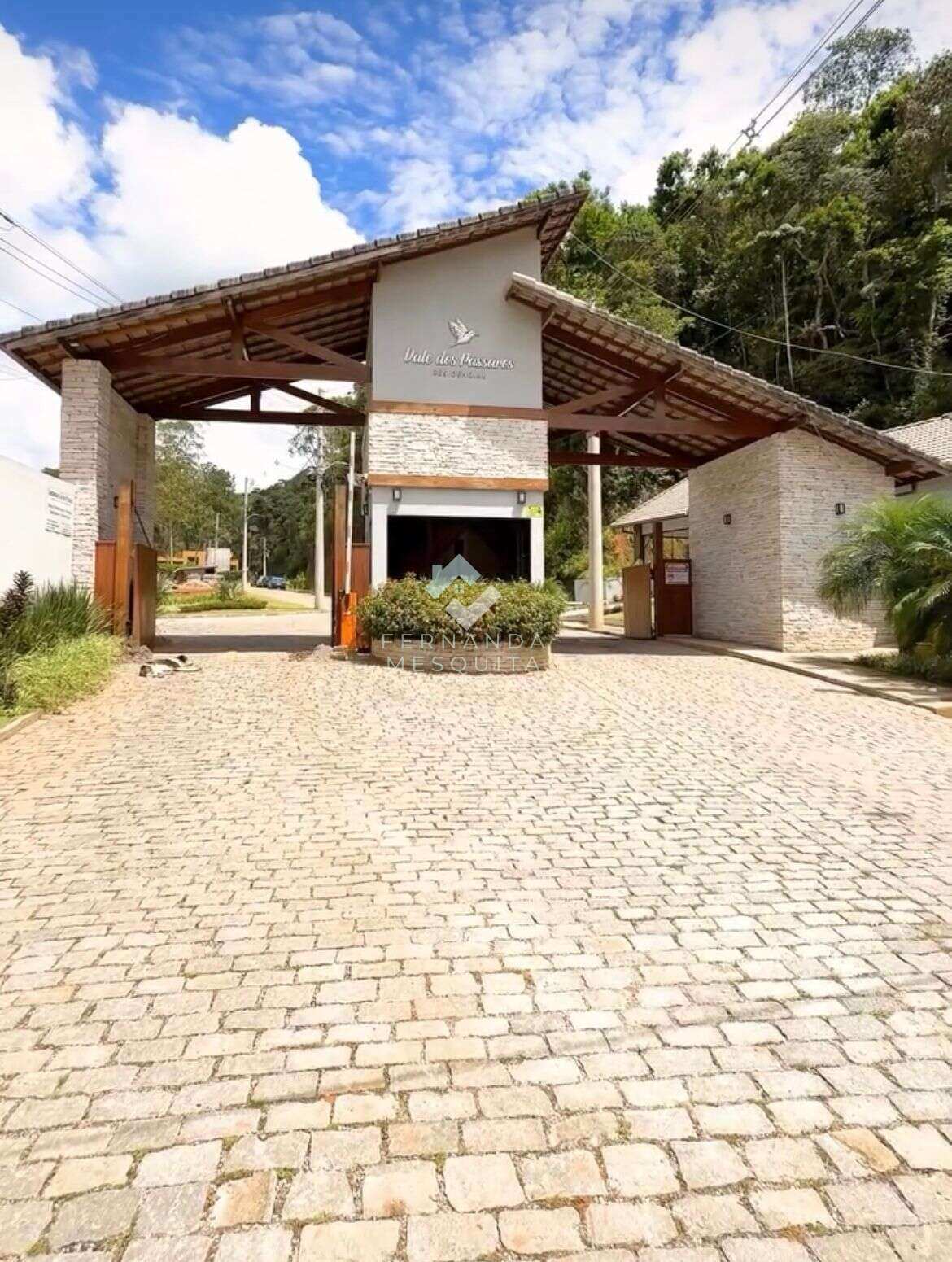 Terreno plano à venda no Vale dos Pássaros Teresópolis RJ com 300m² - Fernanda Mesquita Imóveis em Teresópolis/RJ