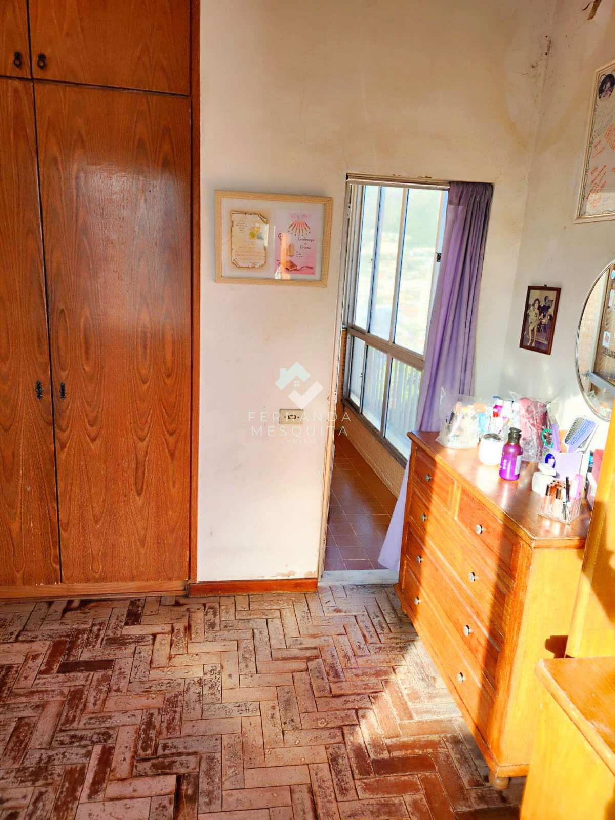  - Vista para o Dedo de Deus, 2 quartos, 1 suíte + 2 vagas no Alto – Oportunidade para modernizar!