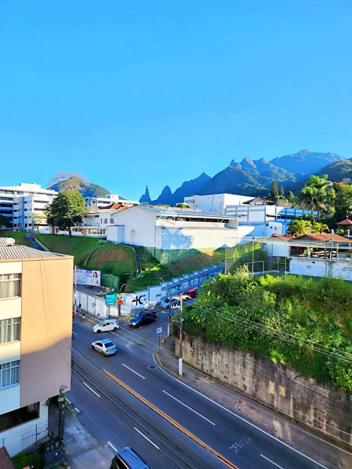  - Vista para o Dedo de Deus, 2 quartos, 1 suíte + 2 vagas no Alto – Oportunidade para modernizar!